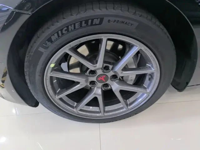 Tesla Model 3 — Фото автомобиля 22