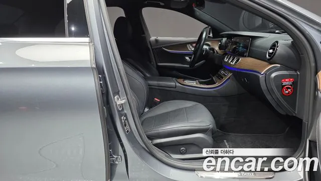 Mercedes-Benz E-Class — Фото автомобиля 25