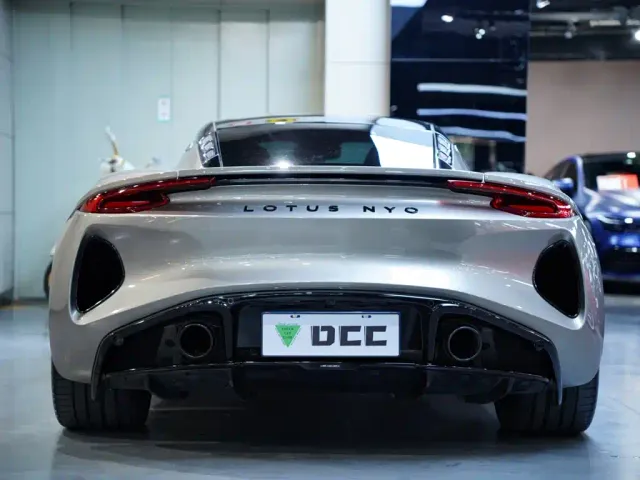 Lotus Emira — Фото автомобиля 7