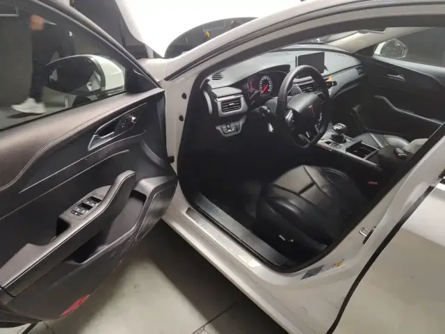 Hongqi Hongqi H5 2022 Classic 1.8T Auto Smart Connect Flag Rhythm Edition — Фото автомобиля 12