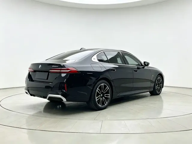BMW 5 Series — Фото автомобиля 6