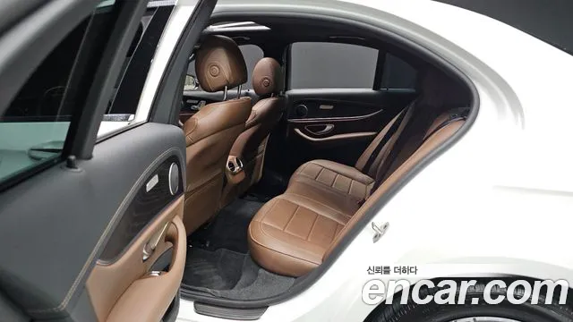 Mercedes-Benz E-Class — Фото автомобиля 24