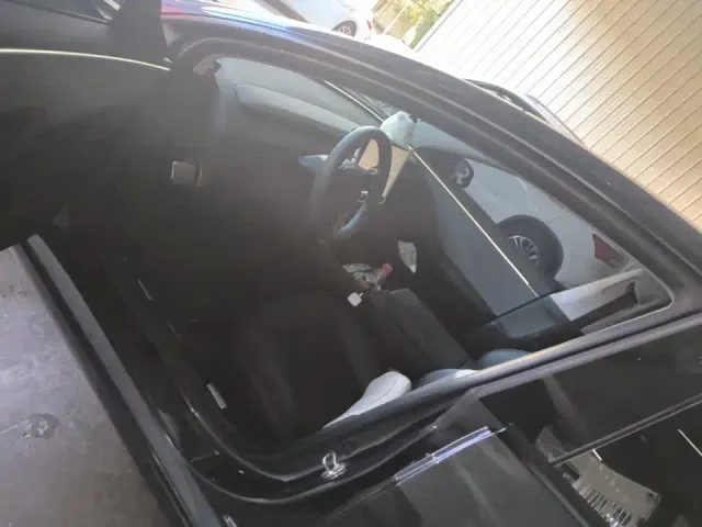 Tesla Model 3 — Фото автомобиля 14
