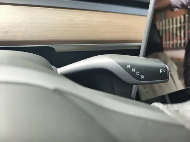 Tesla Model 3 — Фото автомобиля 15