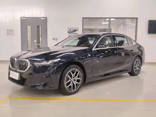Фотография автомобиля — BMW i5