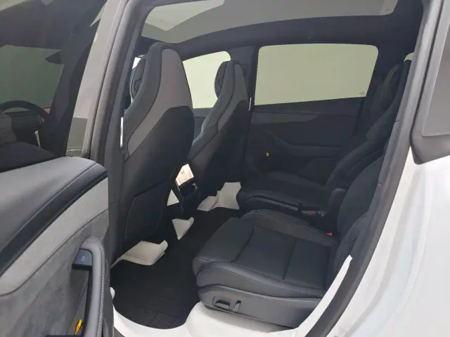 Tesla Model Y L — Фото автомобиля 8