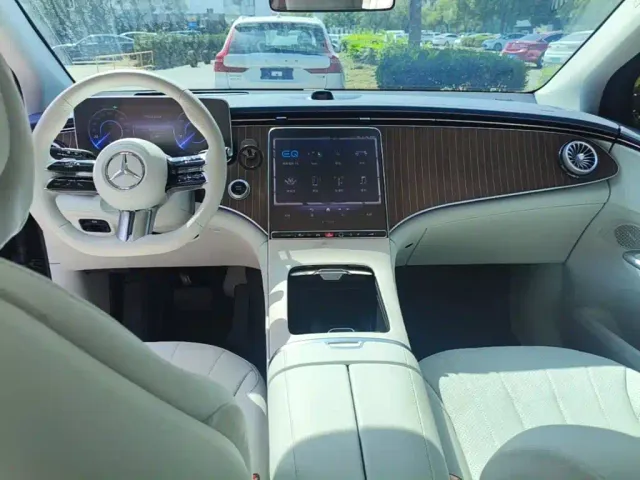 Mercedes-Benz EQE SUV — Фото автомобиля 9