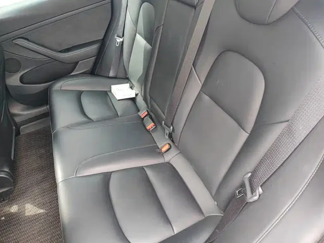 Tesla Model 3 — Фото автомобиля 16