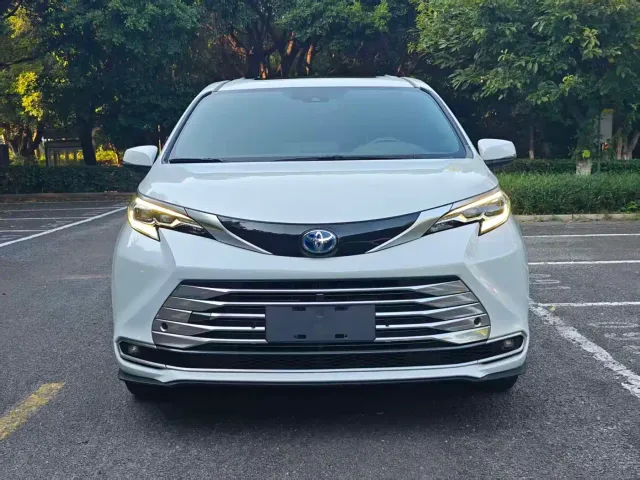 Toyota Sienna — Фото автомобиля 2