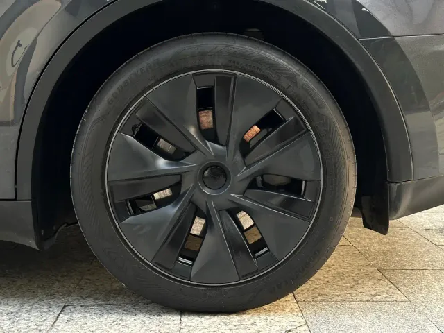 Tesla Model Y — Фото автомобиля 18