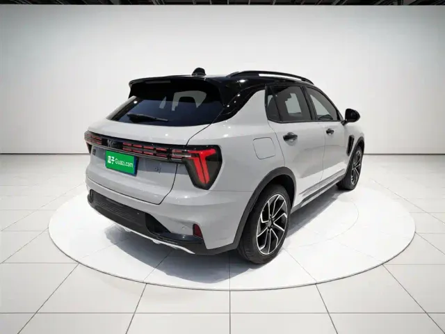 Lynk & Co 01 — Фото автомобиля 4