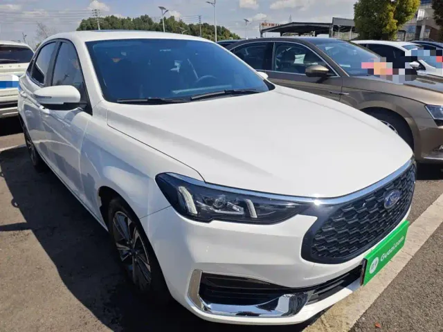 Ford Escort — Фото автомобиля 3