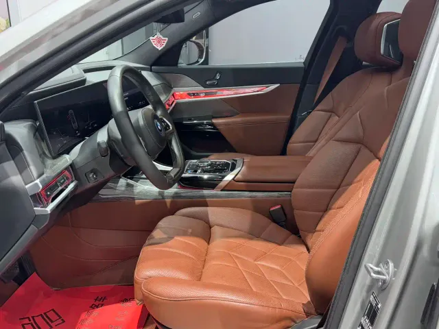 BMW i7 — Фото автомобиля 10