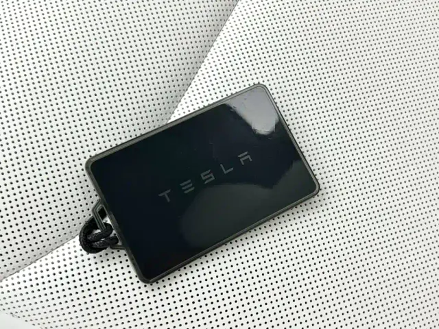 Tesla Model 3 — Фото автомобиля 3