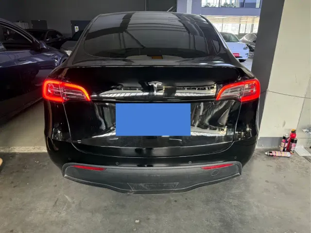 Tesla Model Y — Фото автомобиля 12