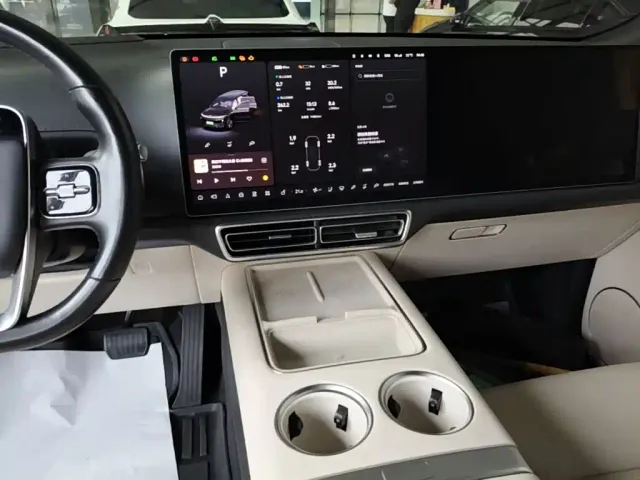 Li Auto L9 — Фото автомобиля 12
