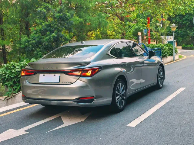 Lexus ES — Фото автомобиля 14
