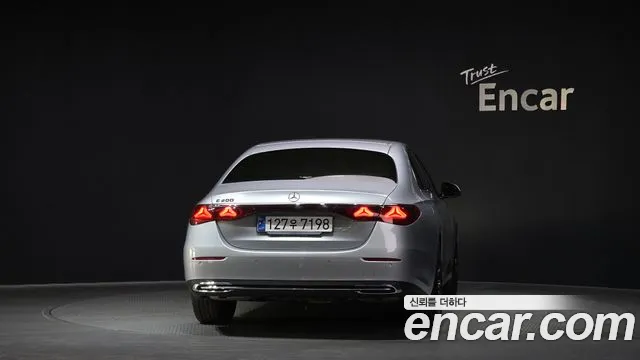 Mercedes-Benz E-Class — Фото автомобиля 4