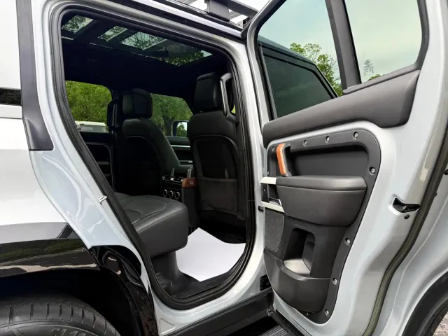 Land Rover Defender — Фото автомобиля 24