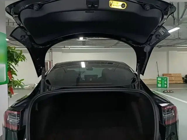 Tesla Model 3 — Фото автомобиля 18