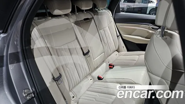 Audi e-tron — Фото автомобиля 10