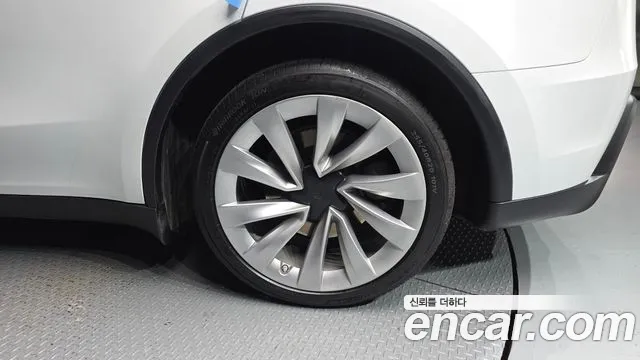 Tesla Model Y — Фото автомобиля 6