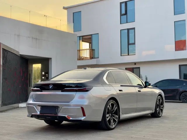 BMW i7 — Фото автомобиля 10