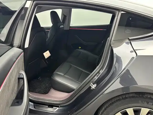Tesla Model 3 — Фото автомобиля 9