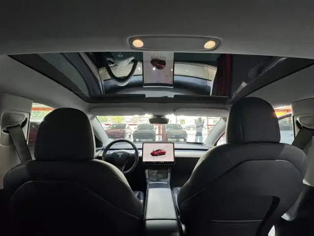 Tesla Model 3 — Фото автомобиля 17