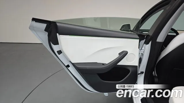 Tesla Model 3 — Фото автомобиля 7