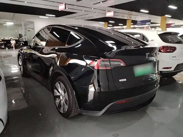 Tesla Model Y — Фото автомобиля 4