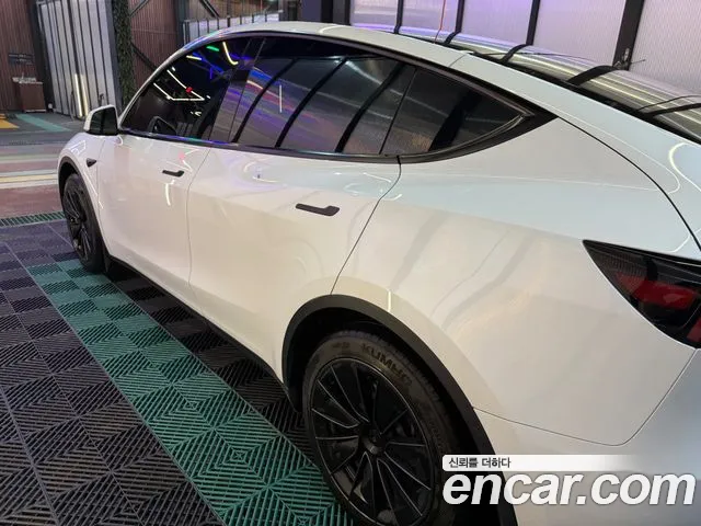 Tesla Model Y — Фото автомобиля 13
