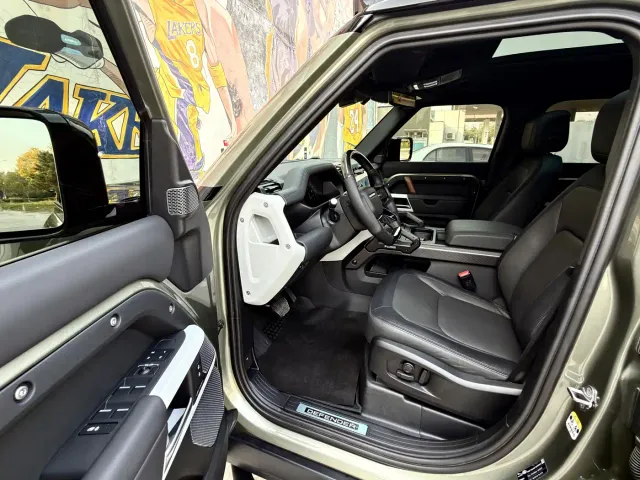 Land Rover Defender — Фото автомобиля 9