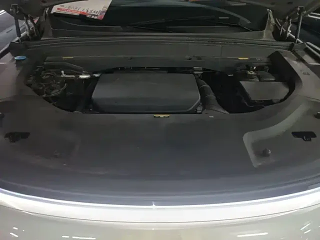 Li Auto L8 — Фото автомобиля 19