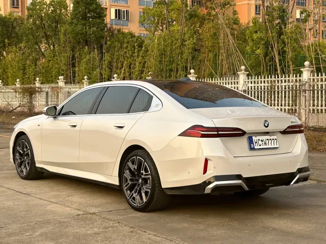 BMW 5 Series — Фото автомобиля 11