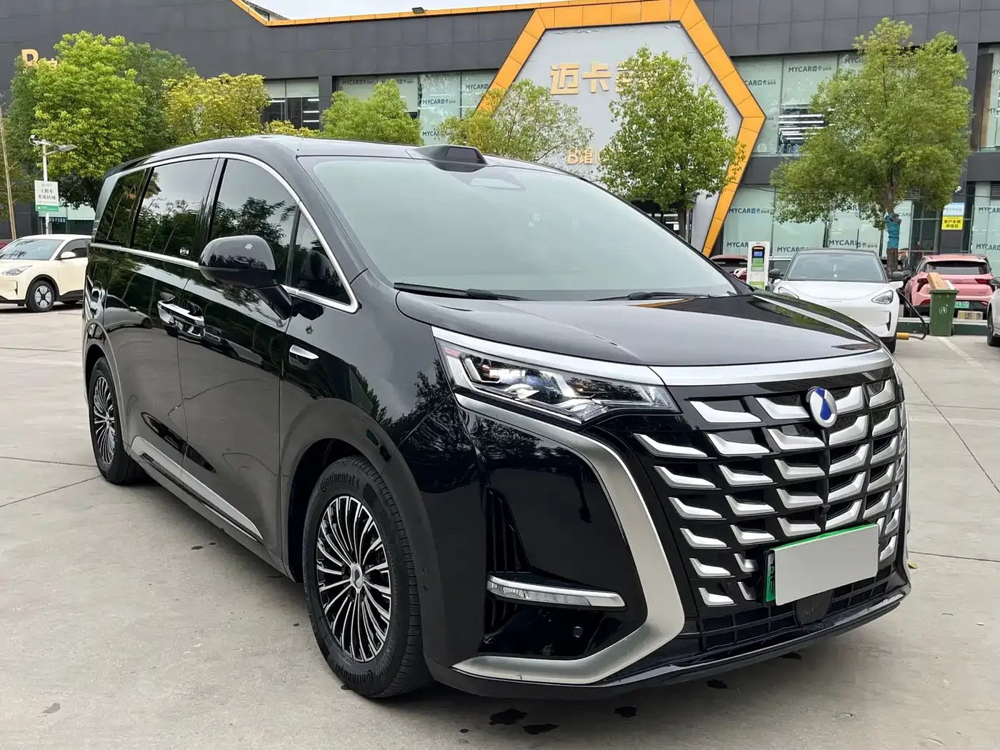 Denza Denza D9 2025 DM-i Smart Drive Edition 1020 AWD Premium — Фото автомобиля 3