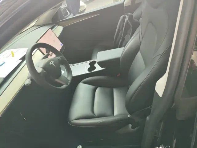 Tesla Model Y — Фото автомобиля 14