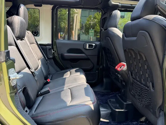 Jeep Wrangler — Фото автомобиля 14