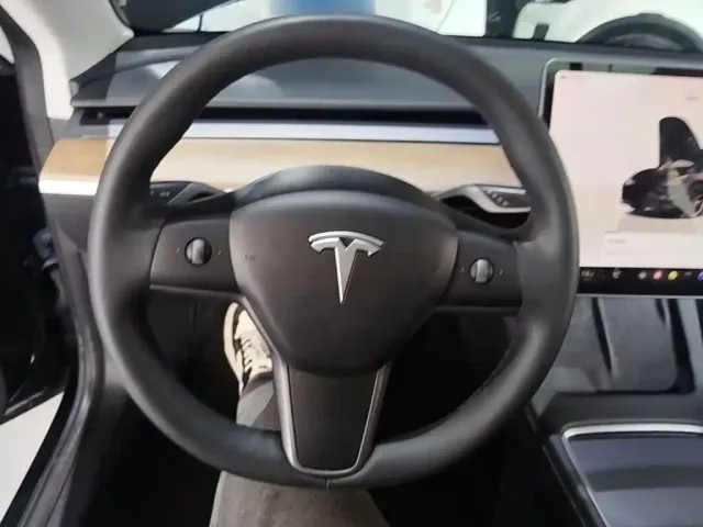 Tesla Model 3 — Фото автомобиля 10