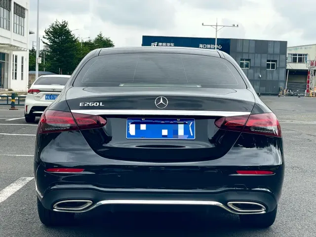 Mercedes-Benz E-Class — Фото автомобиля 5