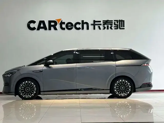 Xpeng X9 — Фото автомобиля 20