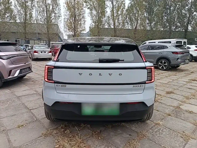 Volvo EX30 — Фото автомобиля 5
