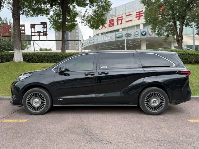 Toyota Sienna — Фото автомобиля 3