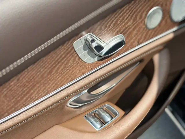 Mercedes-Benz E-Class — Фото автомобиля 18