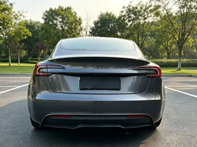 Tesla Model 3 — Фото автомобиля 5