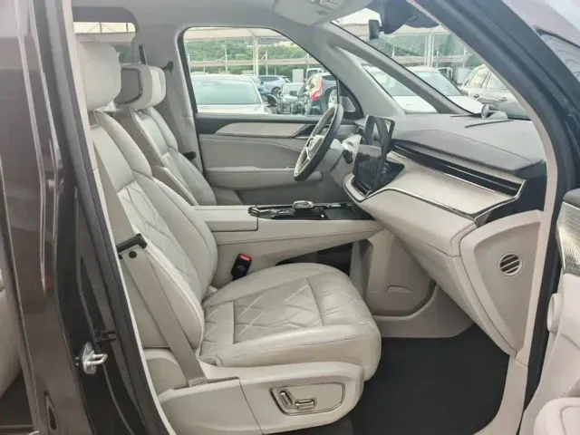 Volvo EM90 — Фото автомобиля 27