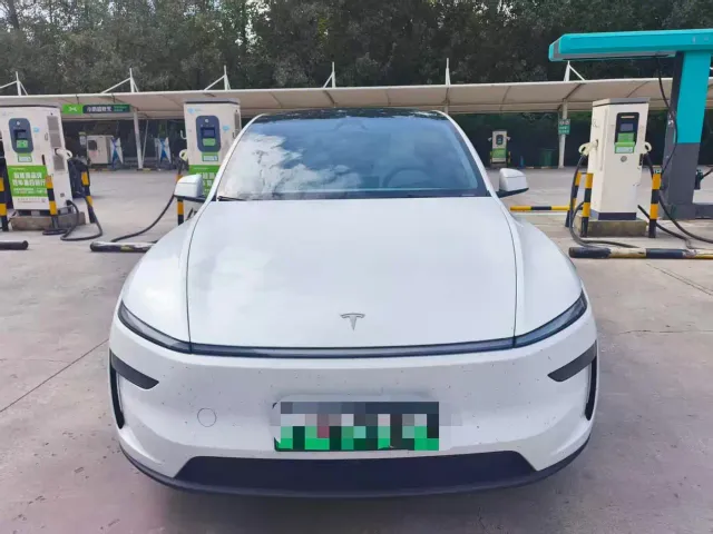 Tesla Model Y — Фото автомобиля 2