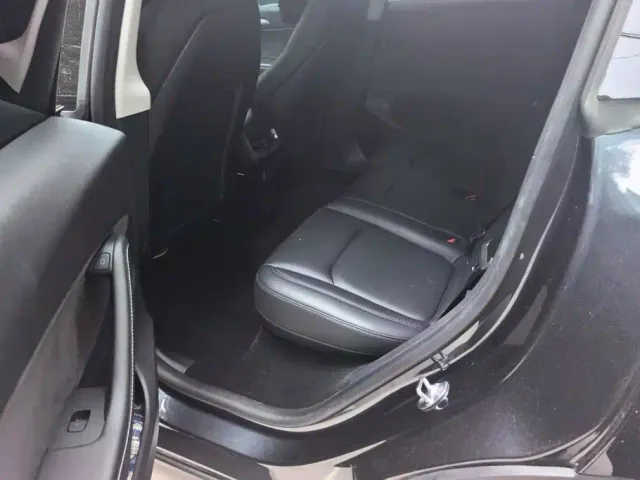 Tesla Model Y — Фото автомобиля 11