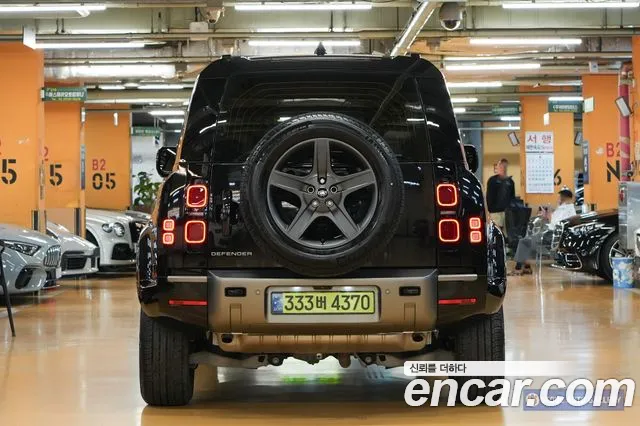 Land Rover Defender Defender (L663) 110 P300 X-Dynamic SE — Фото автомобиля 4