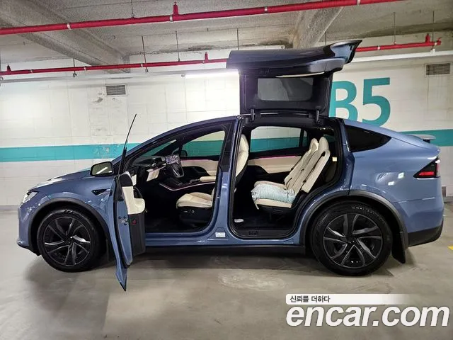 Tesla Model X — Фото автомобиля 10